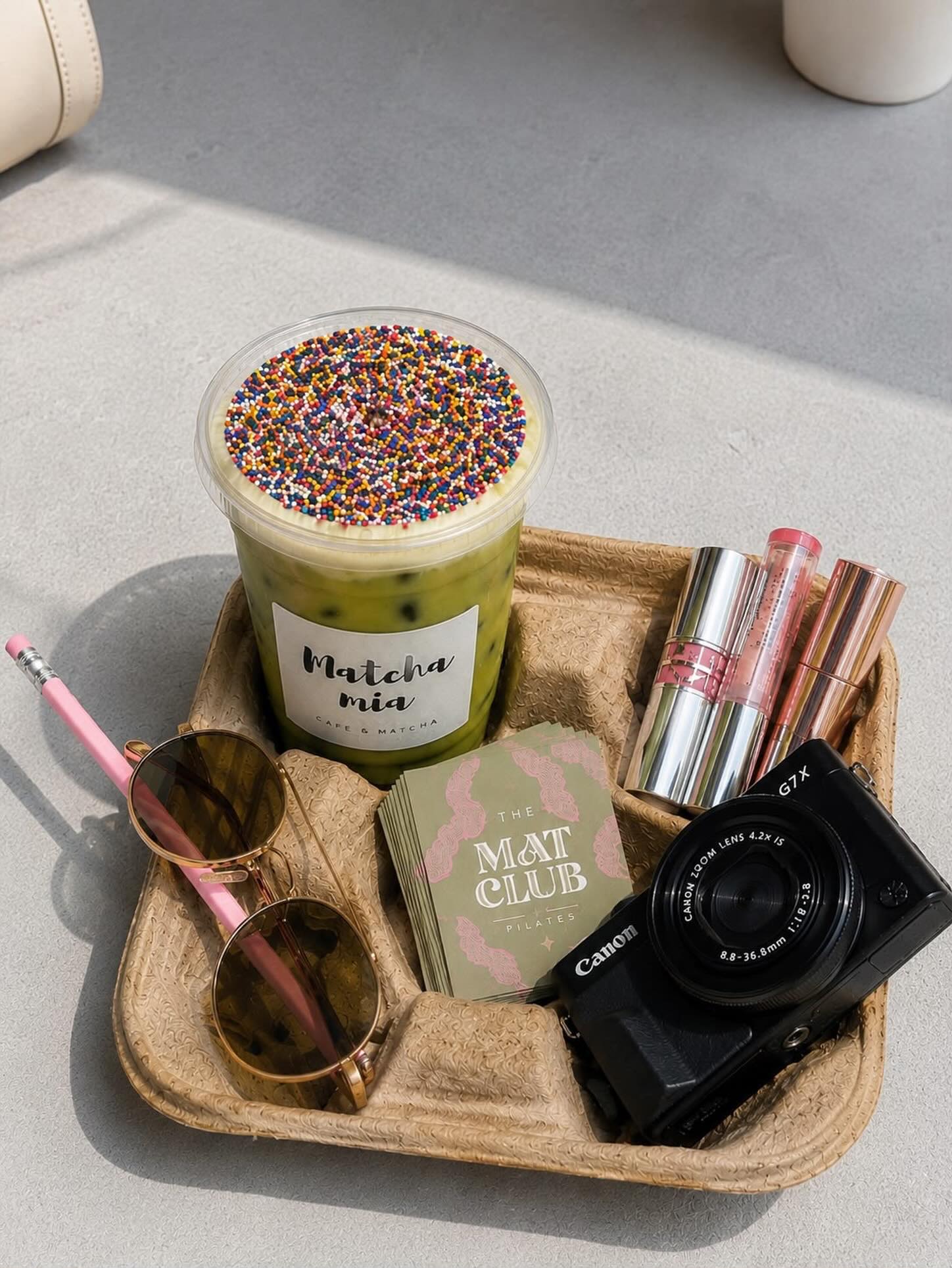 Matcha Mía junto a accesorios de lifestyle y Pilates
